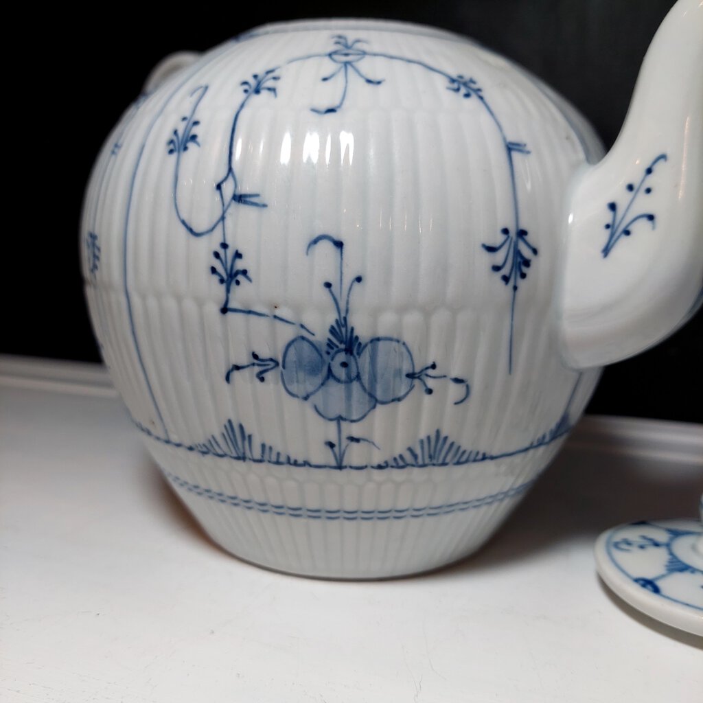 Antique Rauenstein 1850-1897 STRAWFLOWER TEAPOT Ex. Cond. - The URBANARY Home and Garden