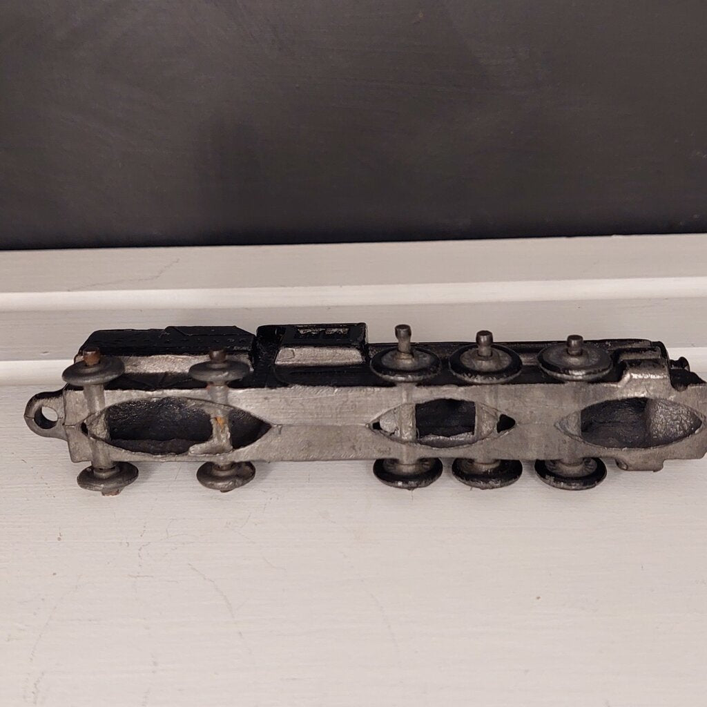 This is a vintage mid-century Toy Train Engine KT & N RR 3600 cast metal with moving wheels.
This train is embossed with the letters KT & N RR 3600 on both sides of this cast metal body.
This train engine measures 4.25 inches (11cm) long 1 inch (2.5cm) wide and 1 Inch (2.5cm) high.
The train has moving wheels which are intact and working as intended.
Very good vintage condition. Minimal wear.