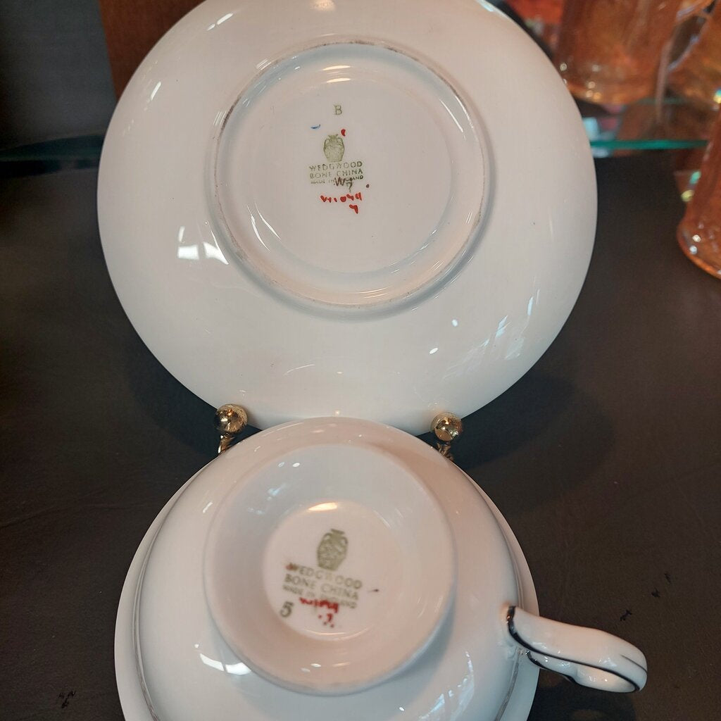 Wedgwood Dark Blue Florentine Tea Cup and Saucer W1079 Floral Center - The URBANARY Home and Garden