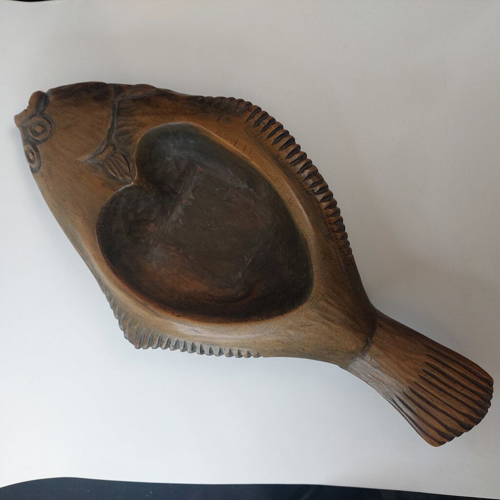 This is a Coast Salish Northwest Coast Cedar Halibut bowl carved and signed by Master Carver Simon Charlie 1979.
This Coast Salish Cedar Halibut Bowl is 16 1/4 inches (41.25cm) long and 8 inches (20.25cm) wide and is 2 1/4 inches (5.25cm) high.
Simon Charlie, known by his traditional name Hwunumetse', was a member of the Cowichan Tribes in Duncan, on Vancouver Island in BC. Simon Charlie is a Master Carver and a respected cultural leader. His work is significant to the oral traditions.