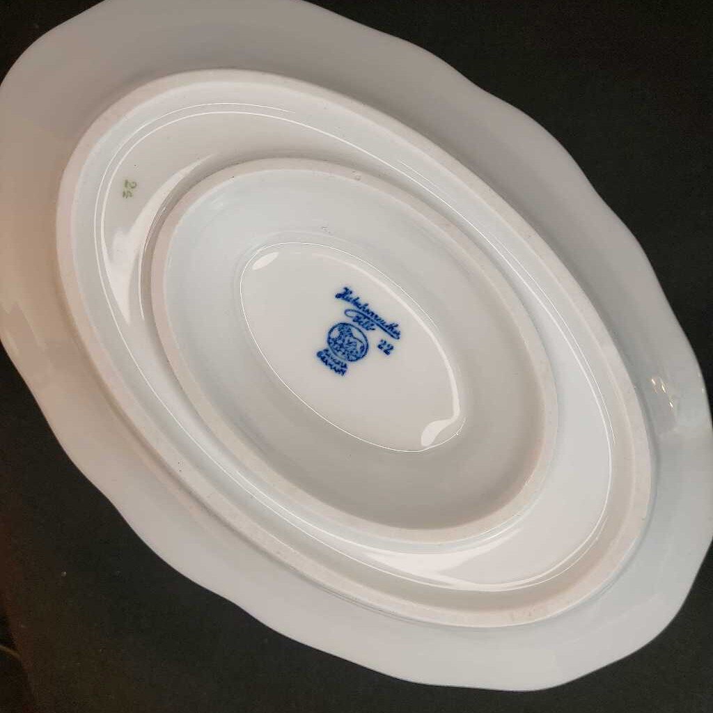 BLUE ONION One Piece Gravy Boat and Underplate Hutschenreuther Selb - The URBANARY Home and Garden