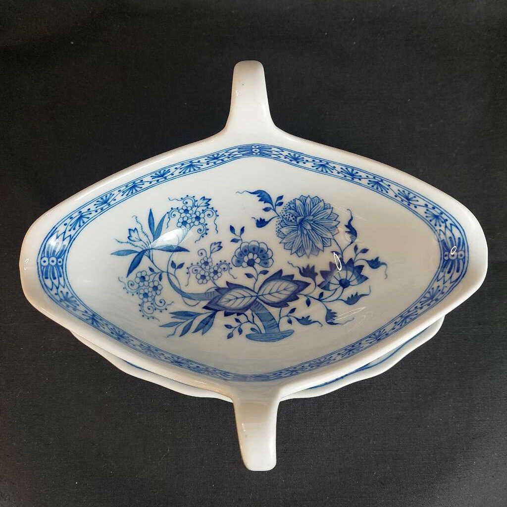 BLUE ONION One Piece Gravy Boat and Underplate Hutschenreuther Selb - The URBANARY Home and Garden