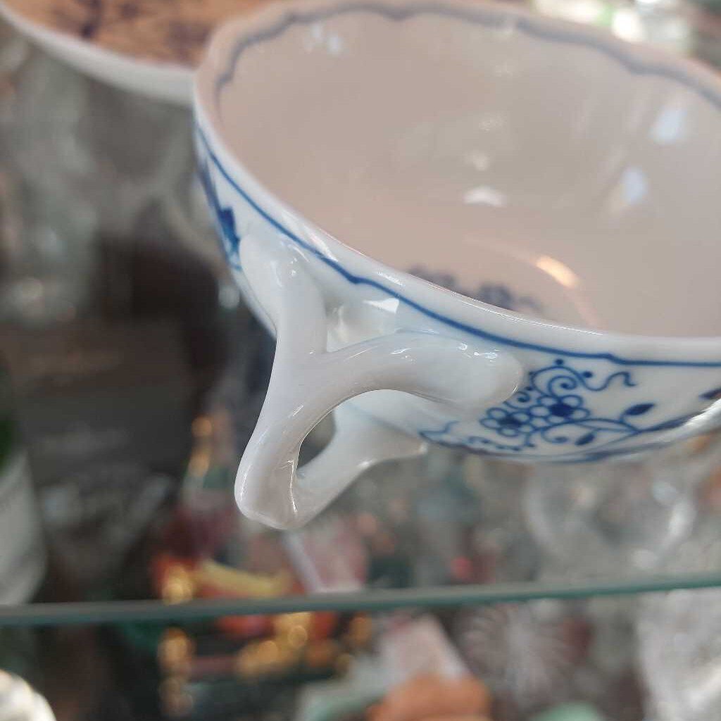 BLUE ONION 2 Pc Cream SOUP Bowl and Coupe SAUCER Hutschenreuther Selb - The URBANARY Home and Garden