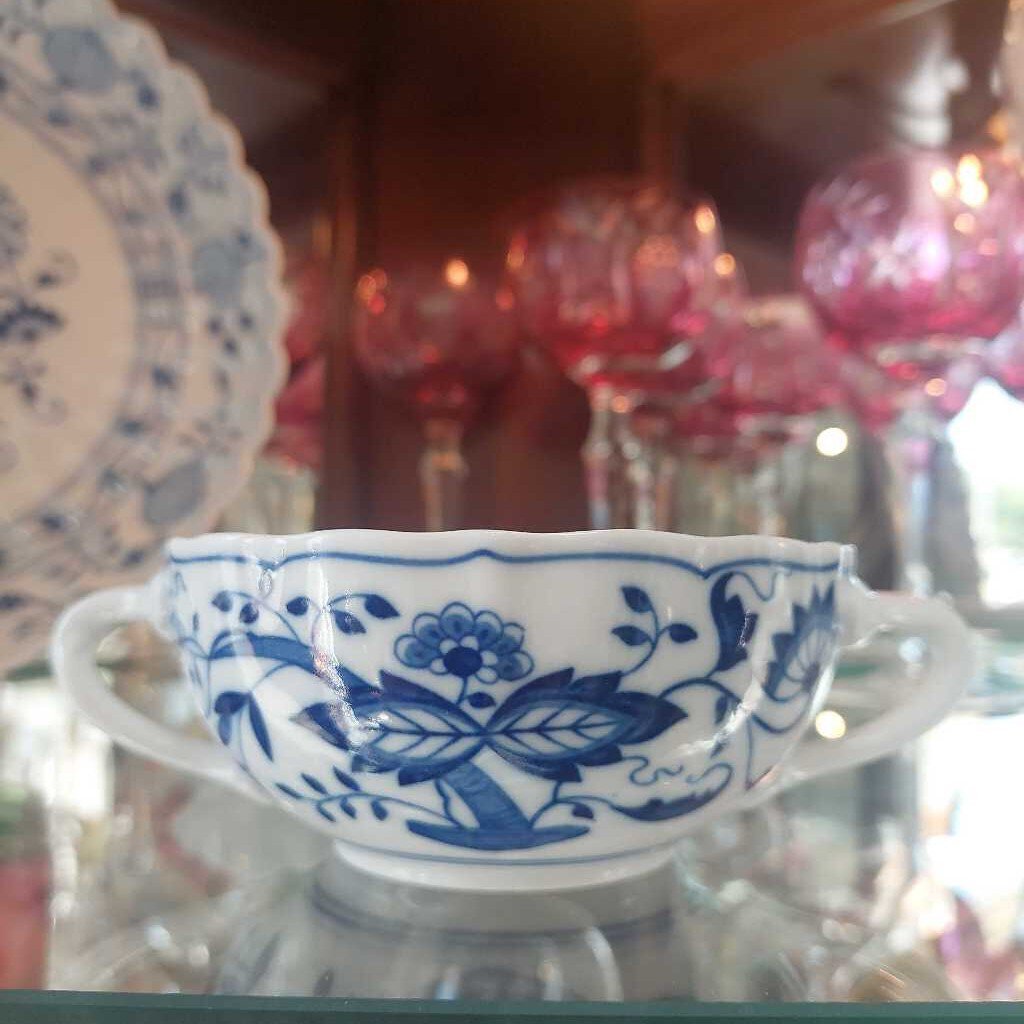 BLUE ONION 2 Pc Cream SOUP Bowl and Coupe SAUCER Hutschenreuther Selb - The URBANARY Home and Garden