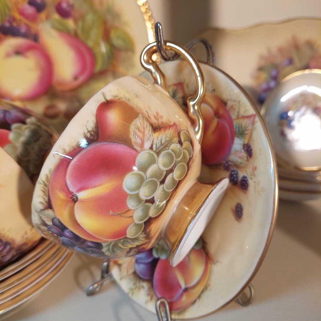 AYNSLEY Orchard Gold Scallop Rim Tea Cup and Saucer Set - The URBANARY Home and Garden