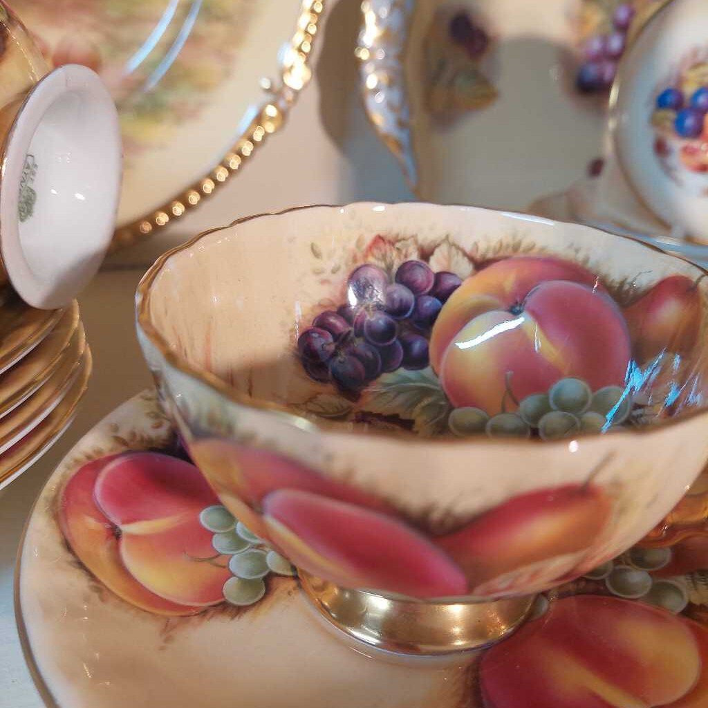 AYNSLEY Orchard Gold Scallop Rim Tea Cup and Saucer Set - The URBANARY Home and Garden