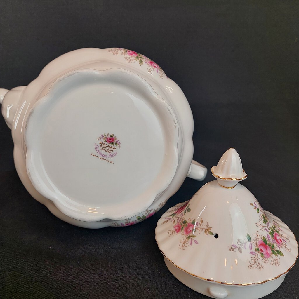 5 Cup LAVENDER ROSE TEAPOT Montrose Shape by Royal Albert