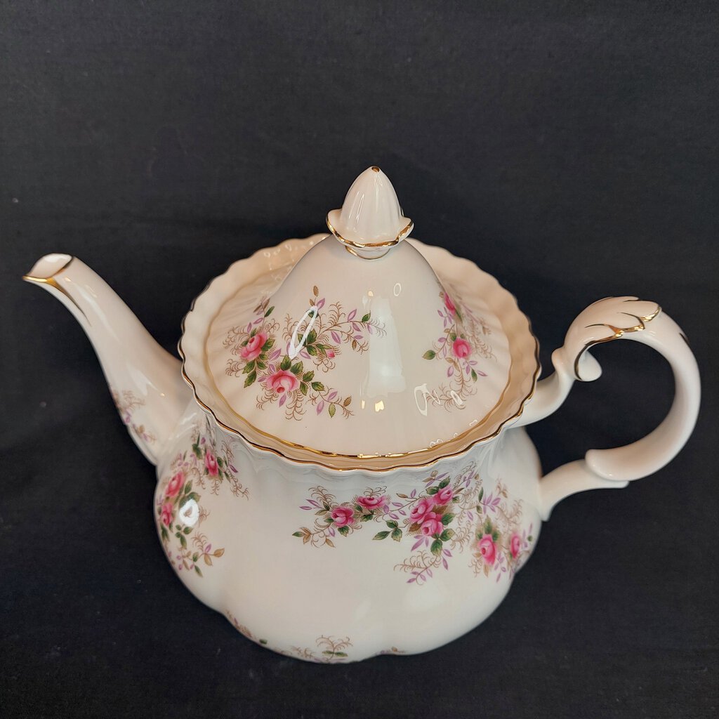 5 Cup LAVENDER ROSE TEAPOT Montrose Shape by Royal Albert