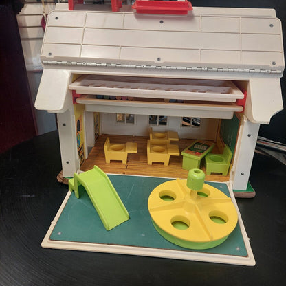 1971 FISHER PRICE Little People School House #923