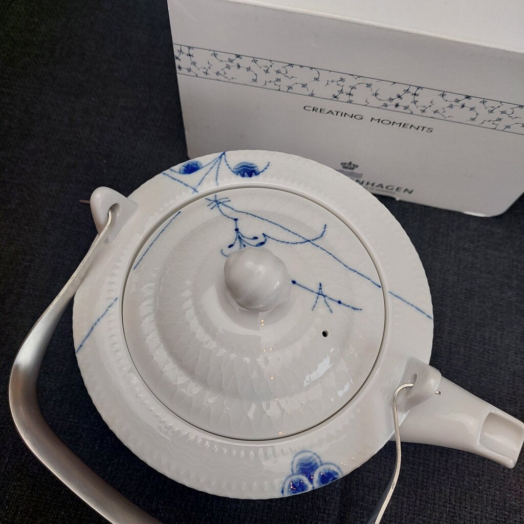Royal Copenhagen Blue Palmette Teapot 700ml 1017413 Boxed Preowned Unused - The URBANARY Home and Garden