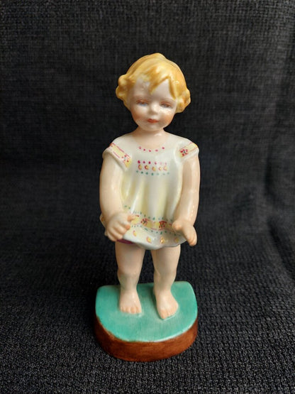 Royal Worcester Joan 2915 Figurine Modelled by Freda Doughty England