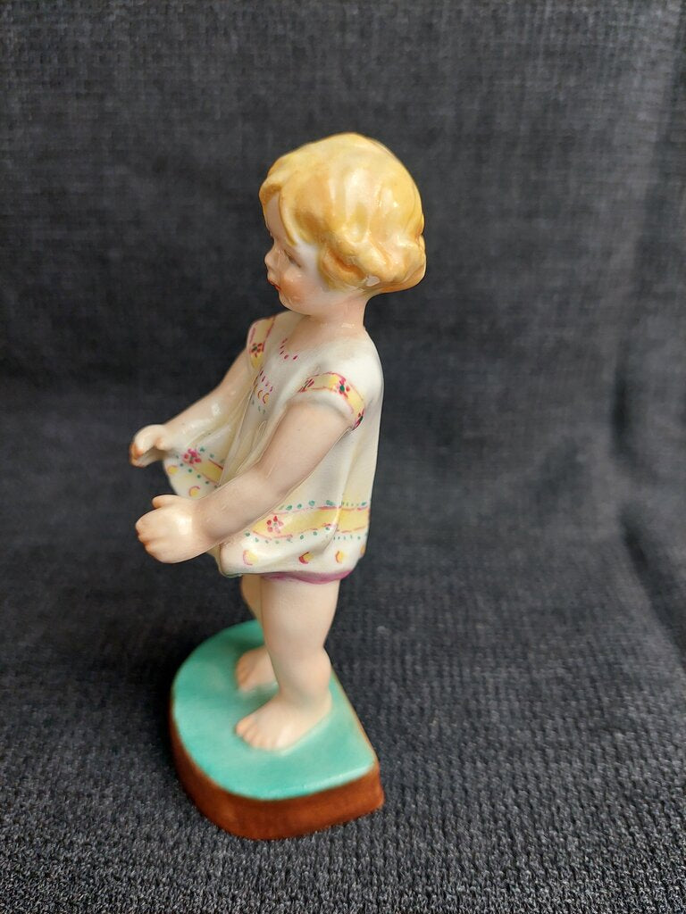 Royal Worcester Joan 2915 Figurine Modelled by Freda Doughty England