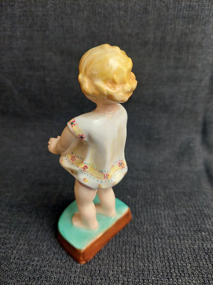 Royal Worcester Joan 2915 Figurine Modelled by Freda Doughty England
