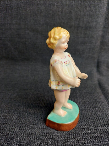 Royal Worcester Joan 2915 Figurine Modelled by Freda Doughty England