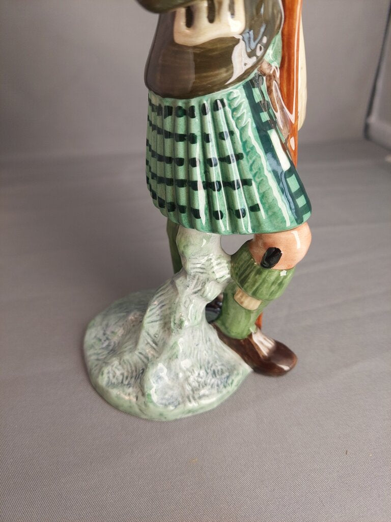 Royal Doulton The Laird HN2361 Figurine 8" Scottish Highlander Kilt Excellent