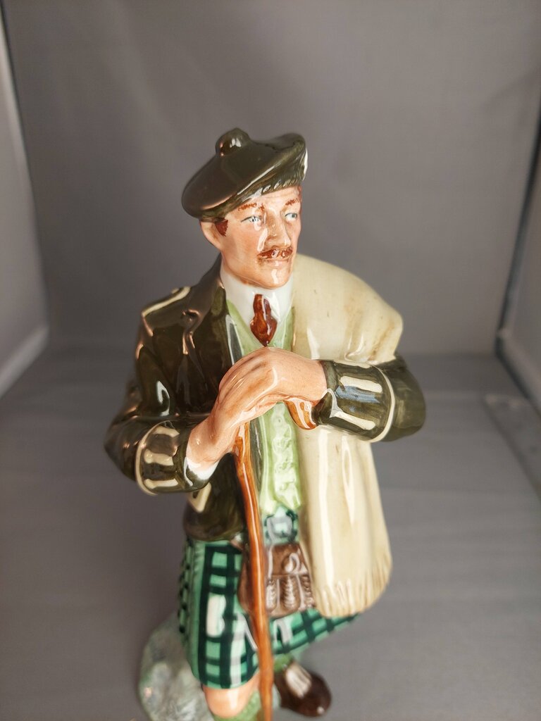 Royal Doulton The Laird HN2361 Figurine 8" Scottish Highlander Kilt Excellent