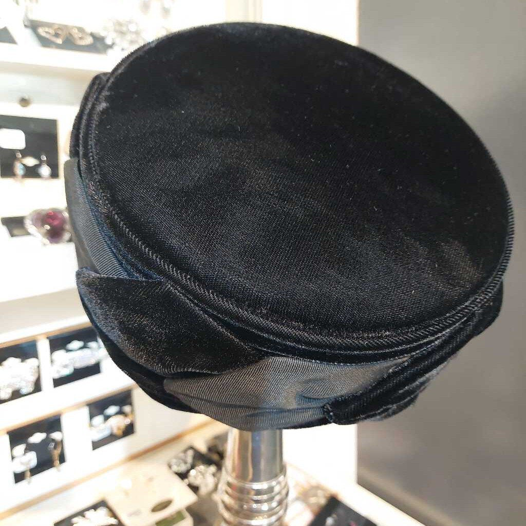 1960s Jackie O Style VELVET PILLBOX Hat 6 3/4 Inches - The URBANARY Home and Garden