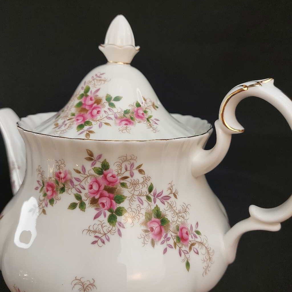 LAVENDER ROSE 5 Cup TEAPOT Montrose Shape by Royal Albert