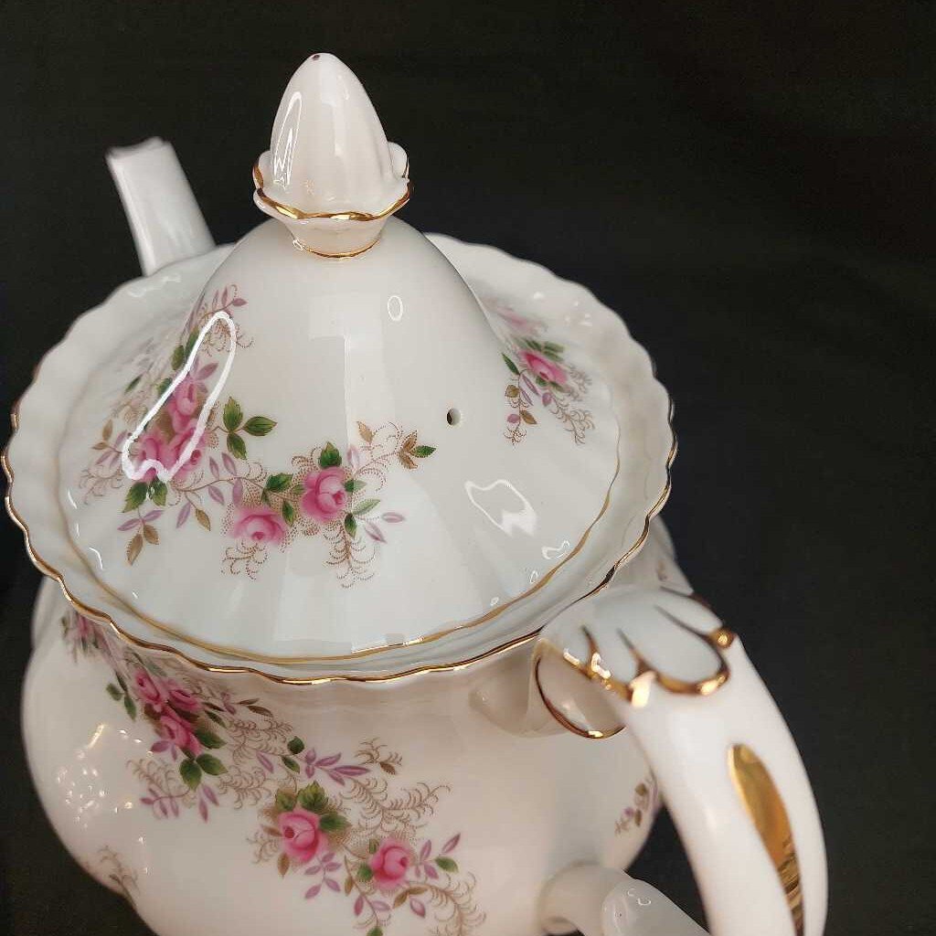 LAVENDER ROSE 5 Cup TEAPOT Montrose Shape by Royal Albert