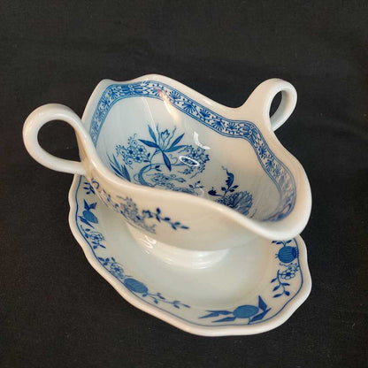 BLUE ONION One Piece GRAVY BOAT and UNDERPLATE Hutschenreuther Selb