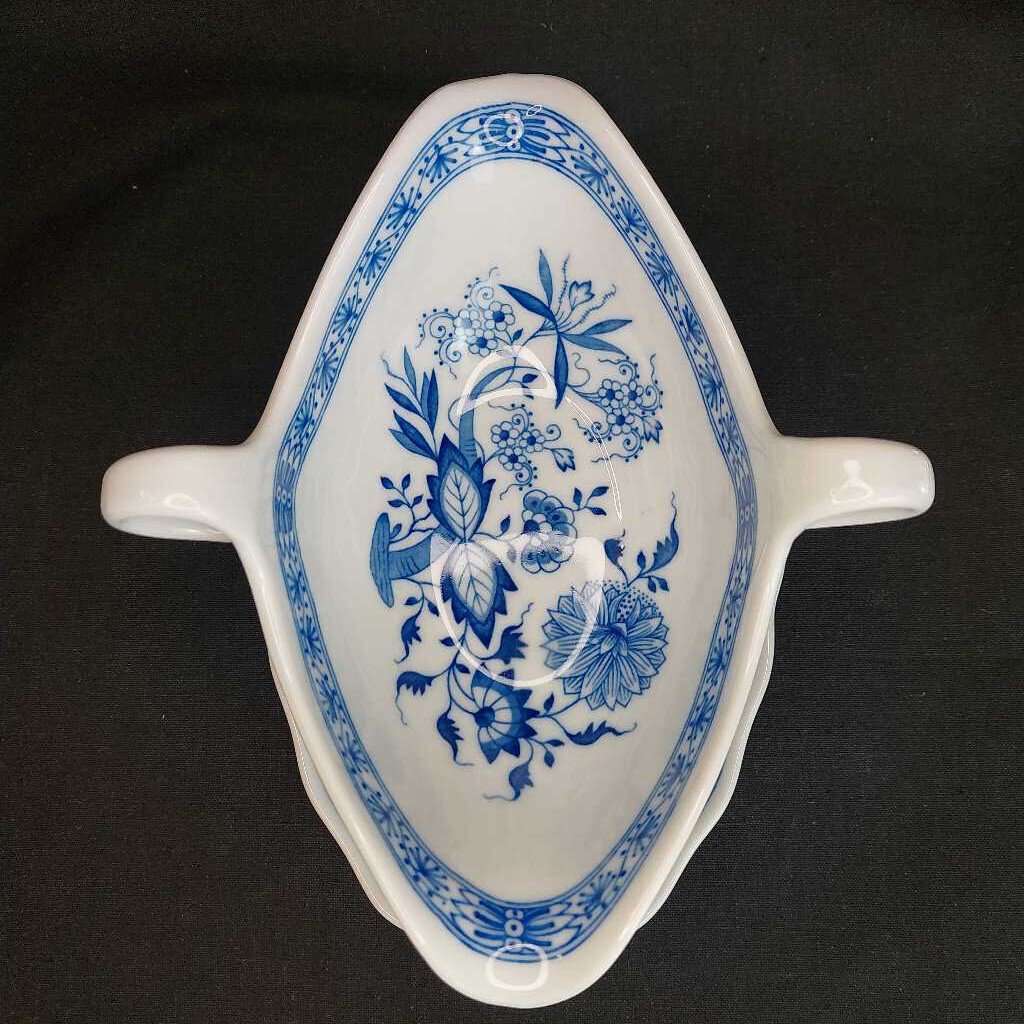BLUE ONION One Piece Gravy Boat and Underplate Hutschenreuther Selb - The URBANARY Home and Garden
