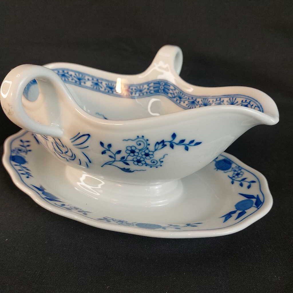 BLUE ONION One Piece Gravy Boat and Underplate Hutschenreuther Selb - The URBANARY Home and Garden