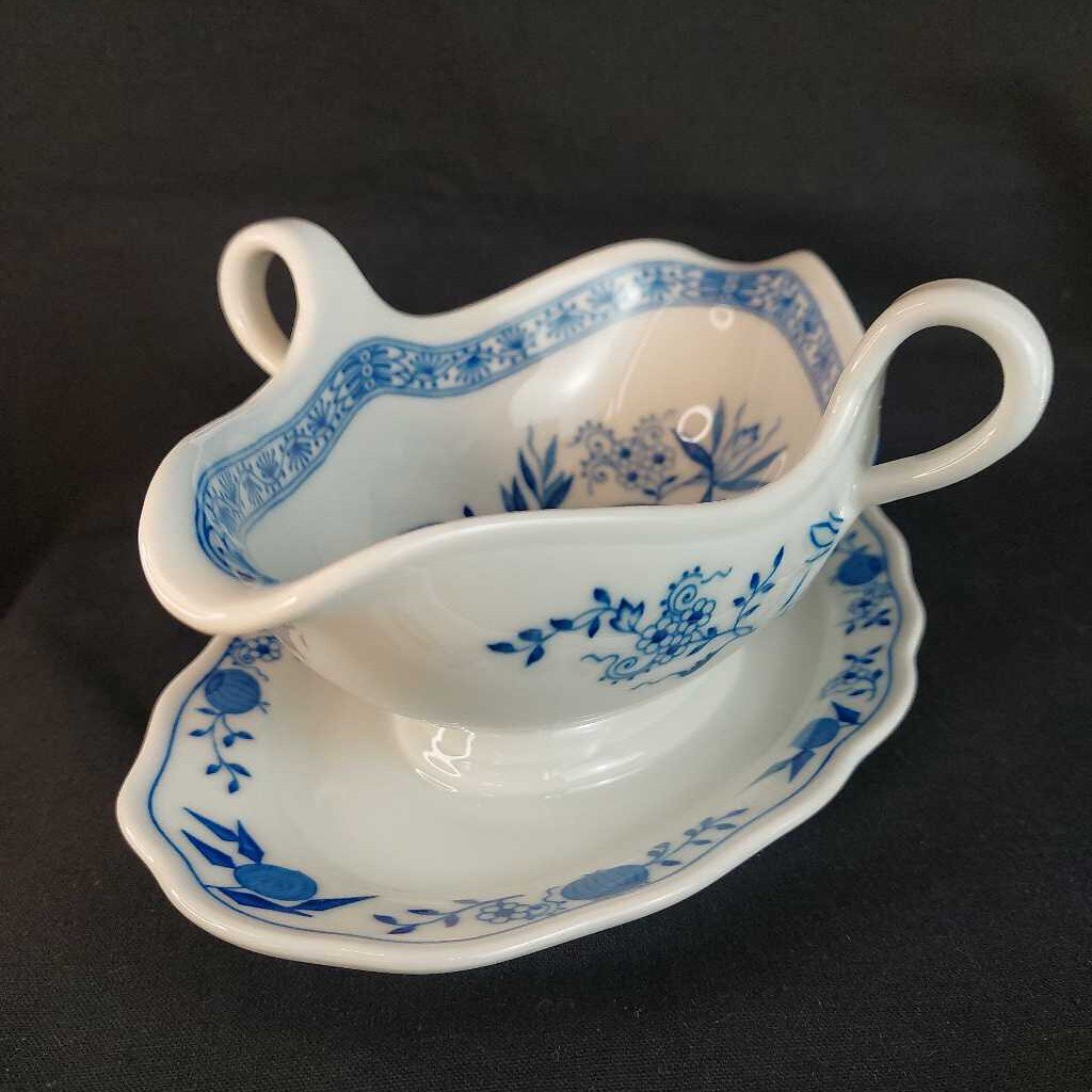 BLUE ONION One Piece GRAVY BOAT and UNDERPLATE Hutschenreuther Selb