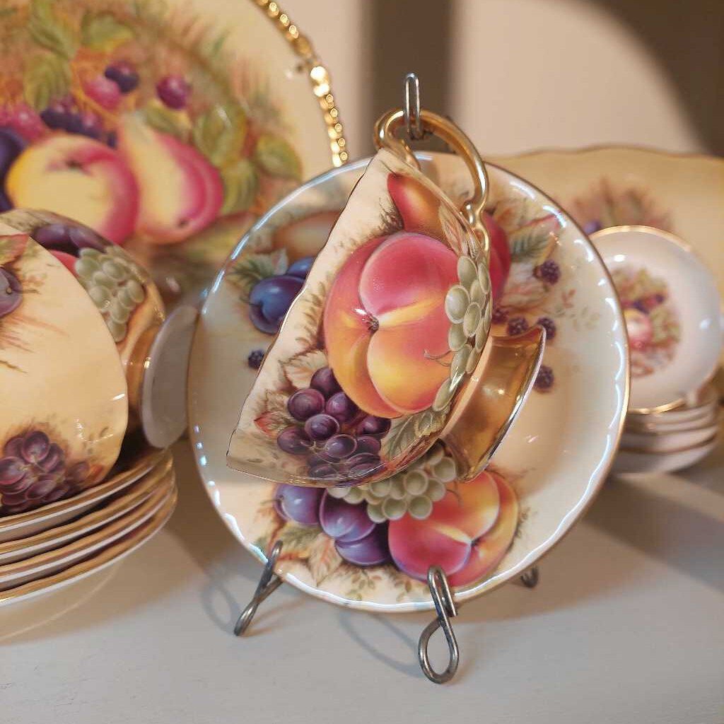 AYNSLEY Orchard Gold Scallop Rim Tea Cup and Saucer Set - The URBANARY Home and Garden