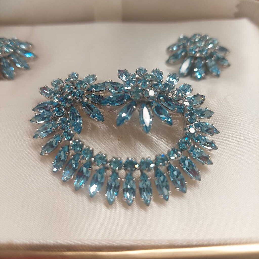 1950 Sherman Blue Caribbean Sea Brooch and Clip On Earring Set in Original Box - The URBANARY Home and Garden